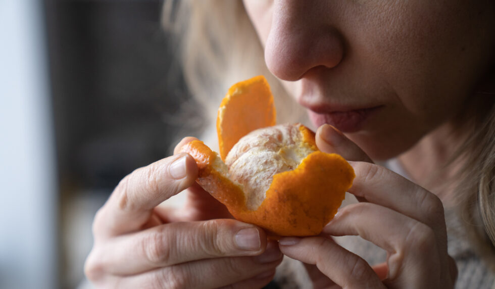 CENTRO QUIRURGICO BONAVILA SL - Cómo recuperar mi sentido del olfato - woman smelling orange esp x
