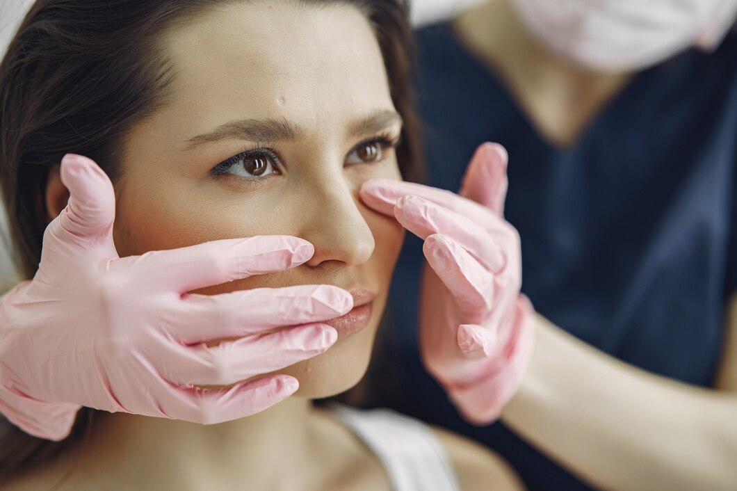 CENTRO QUIRURGICO BONAVILA SL - Inicio - mujer doctor estudio cosmetologia